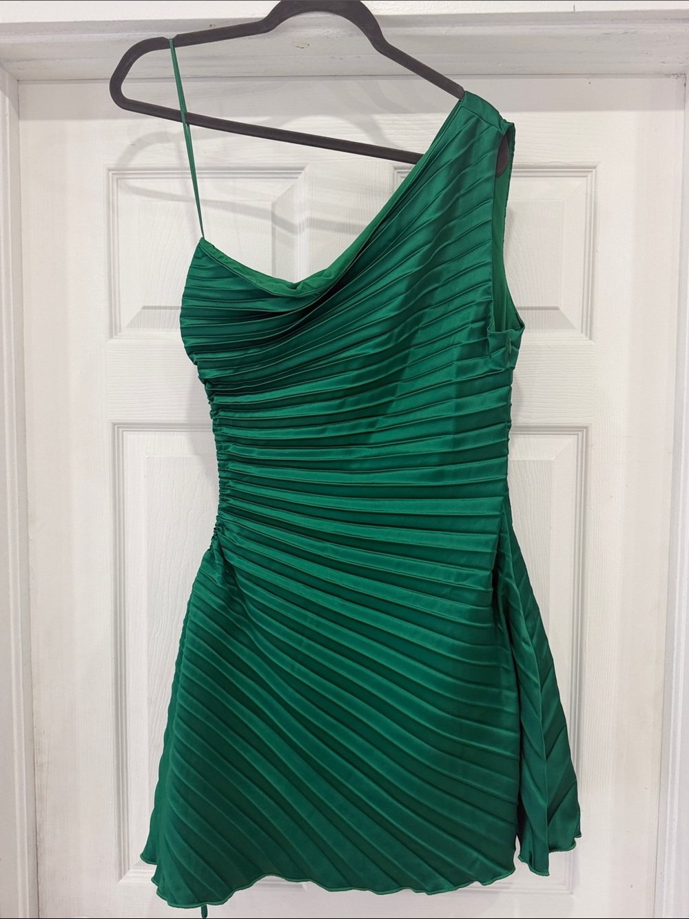 Elegant One-Shoulder Green Pleated Dress
